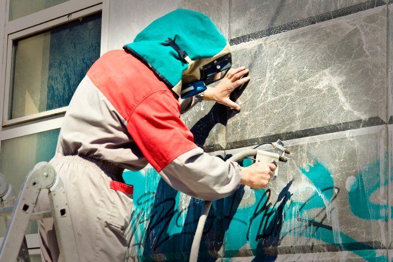 Anti-graffiti coatings for protecting of public and private surfaces