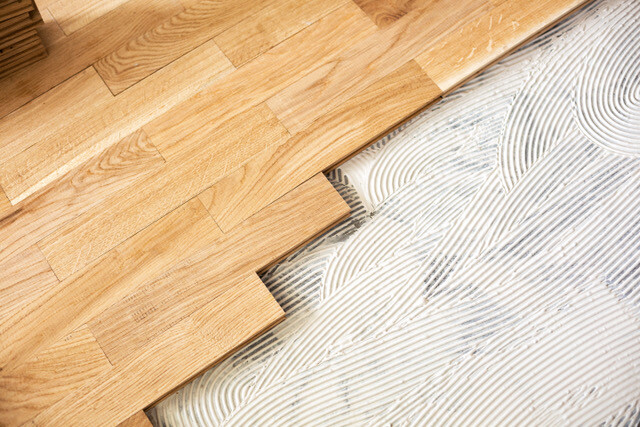 Elastic adhesives to glue PVC, parquet and other floors