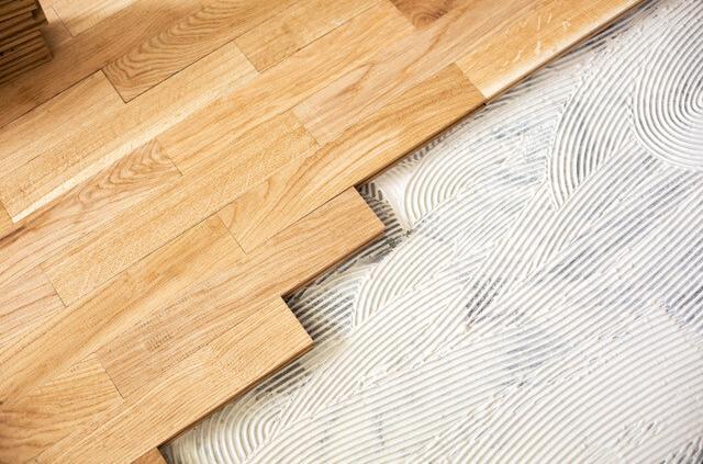Elastic adhesives for pvc and parquet flooring